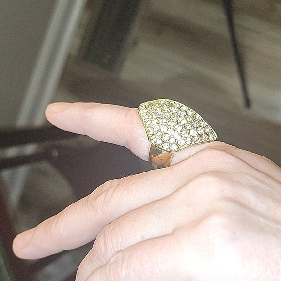 NWOT Statement White & Rhinestone Gold Stretch Ring - Picture 3 of 4